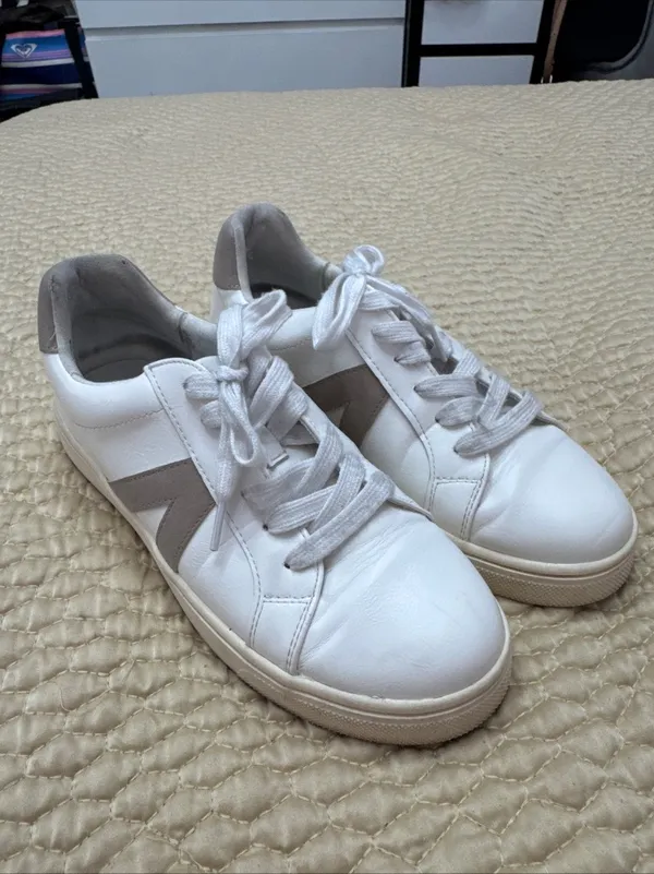 Share Women’s Mia Italia Low Top Sneaker Shoes Sz 8M White & Cream - Image 2