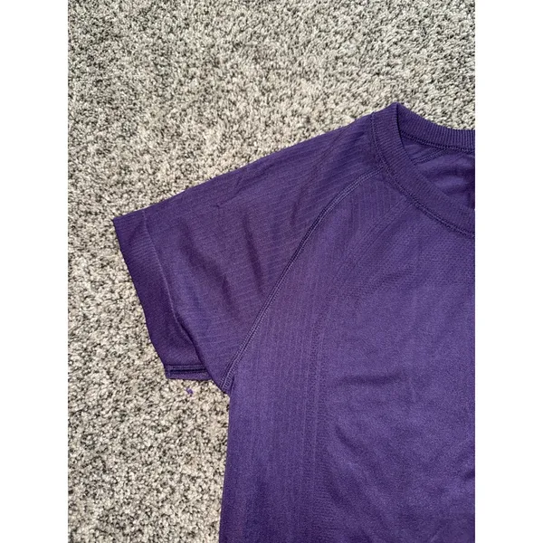Old Navy Women's Purple Fluid Seamless Go Dry Tee Size Small - Image 2