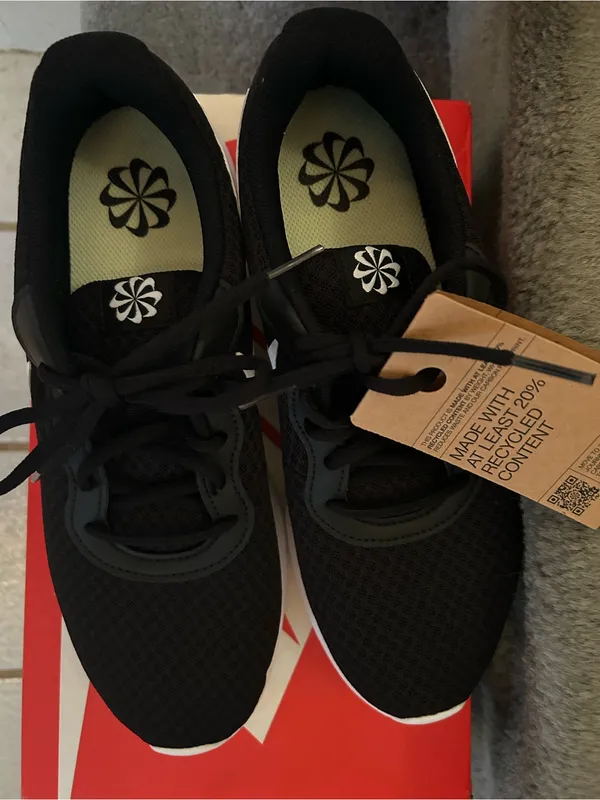 NEW Nike Women’s Tanjun Sneakers - Image 3