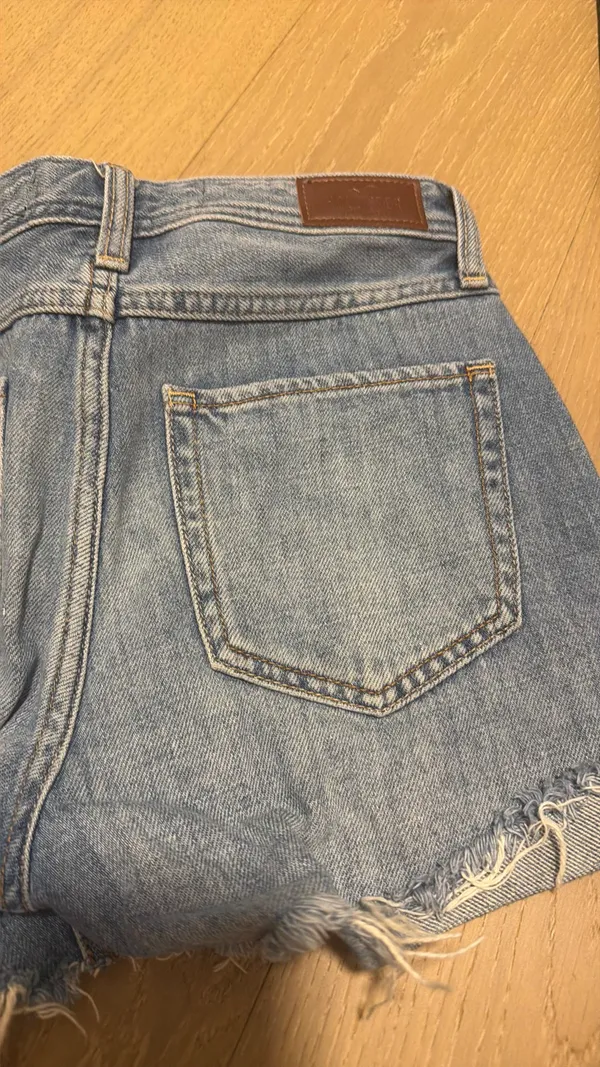 Hollister - Image 5
