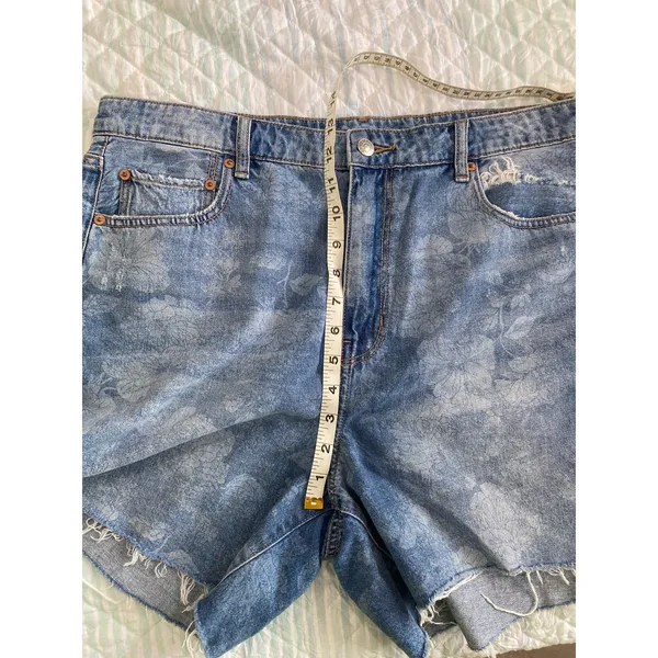American eagle Women's High Waisted Denim Shorts Size 14 - Image 8