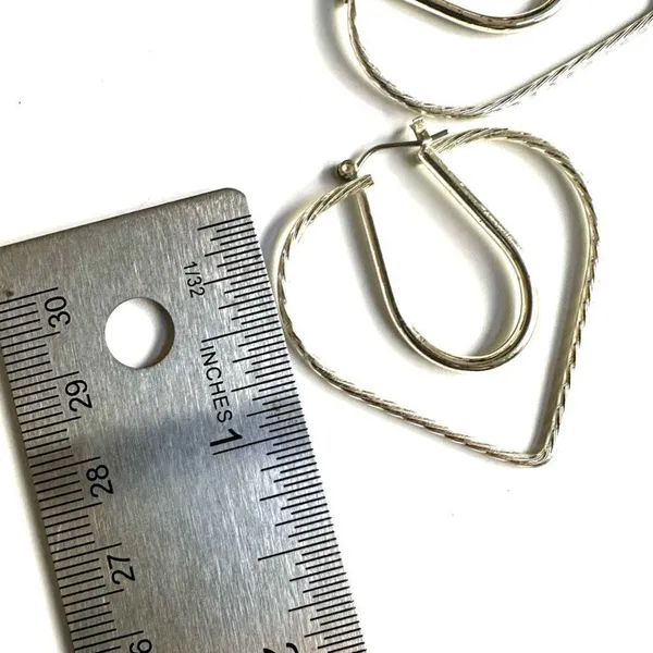 Silver tone cut out heart earrings - Image 6
