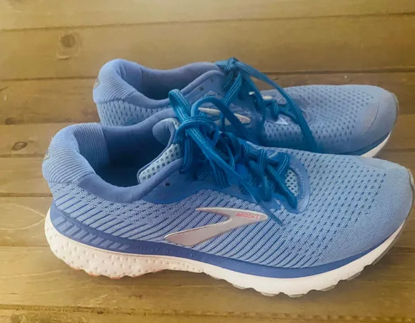 Brooks Women's Adrenaline GTS 22 Wide Running Shoes size 7.5 - Image 4