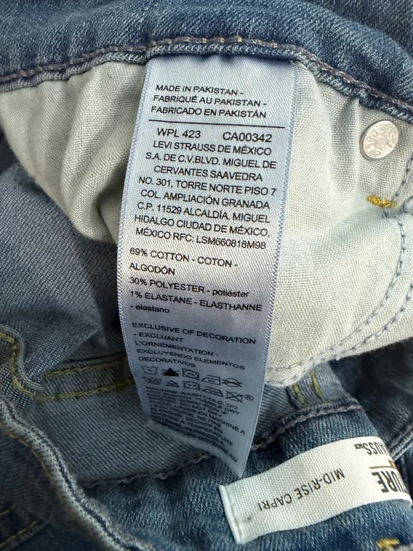 Signature by Levi Strauss Mid Rise Medium Blue Capri Jeans - Image 5
