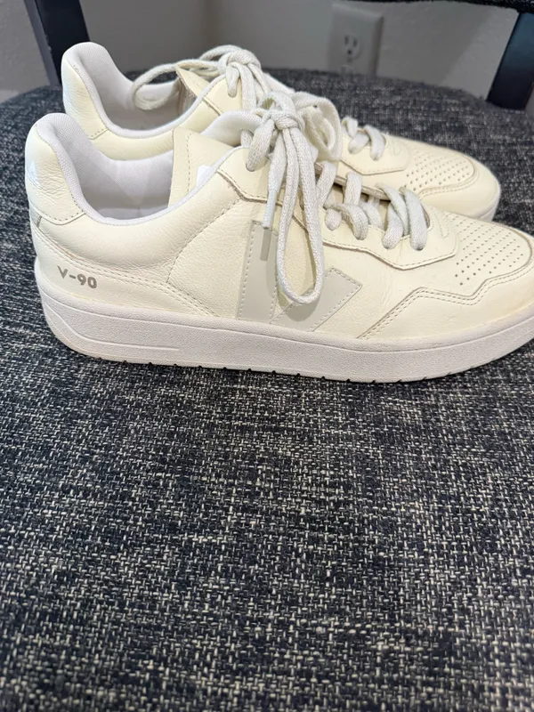 Men’s Veja v-90 shoes- like new size 8 - Image 5