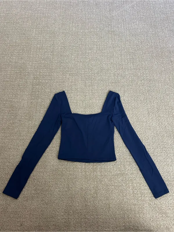 Aritzia Babaton Navy Square Neck Long Sleeve Crop Top Size XS - Image 3