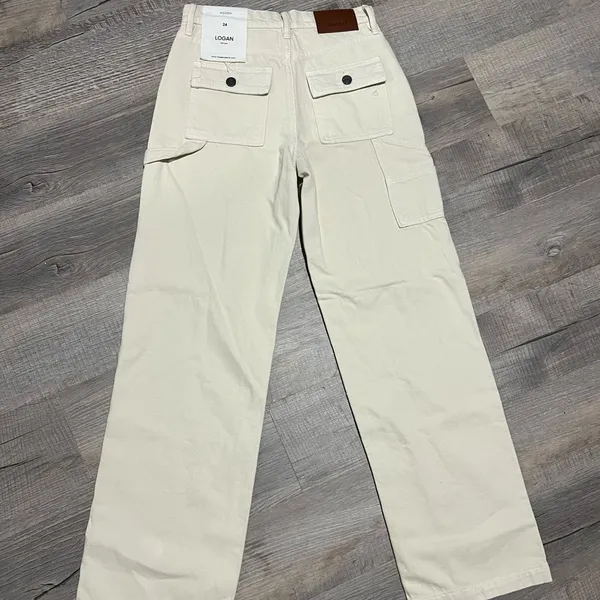 Hidden Jeans NWT Logan Dad Cargo Jeans - Size 24 - Cream - Image 3