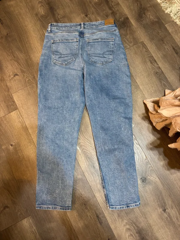 Women’s American Eagle Mom Jeans High-Rise - Image 2