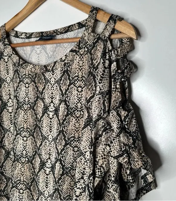Daytrip NEW!! Snakeskin Print Strappy Open Shoulder Flutter Sleeve Top Size L - Image 3