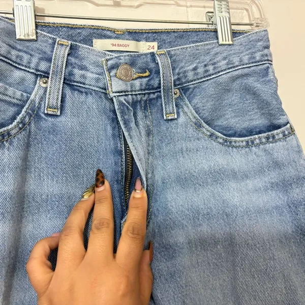 Levi’s ‘94 Baggy Jeans Women’s Size 24 High Rise Straight Leg Light Wash Denim - Image 4