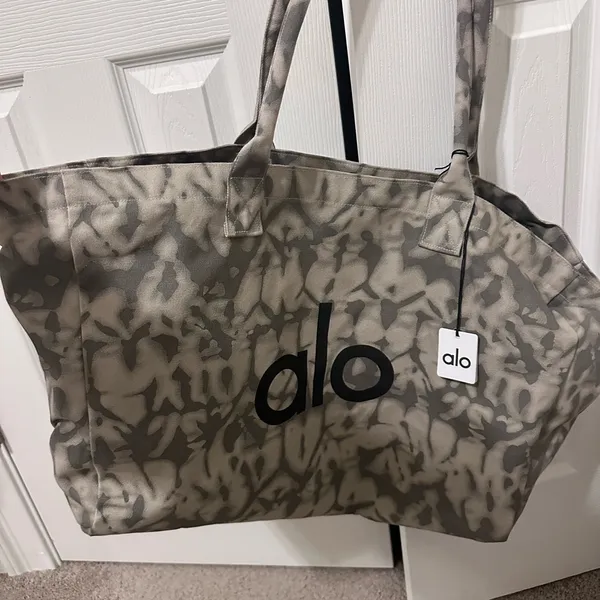 ALO Yoga Gray Women's Tote Bag - Image 2