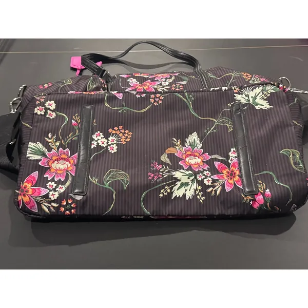 Vera Bradley large duffle bag with accessories. Excellent‎ condition - Image 4