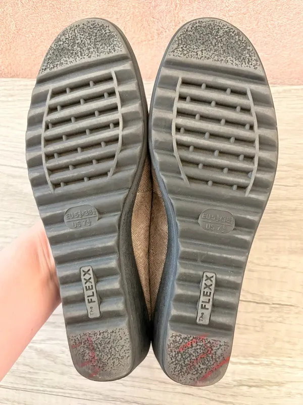 The Flexx Bon Bon Metallic Warm Gray Medallion Toe 1.5" Wedge Ballet Pump 7.5 - Image 7