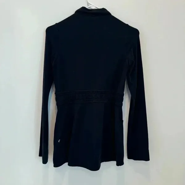 Lululemon womwens jacket size 4 - Image 4