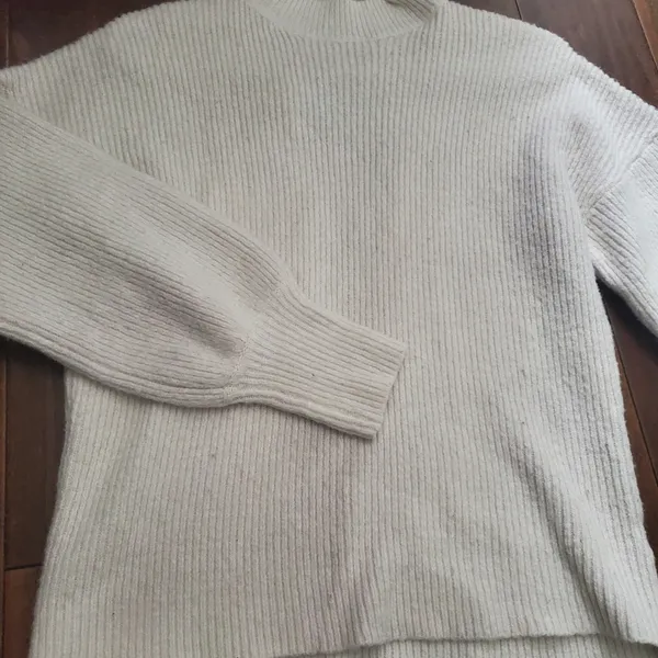 Max studio sweater size small in light cream color . Adorable opening on back - Image 4