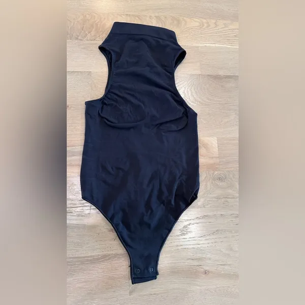 Skims seamless sculpt high neck thong bodysuit onyx black size large NWOT - Image 4