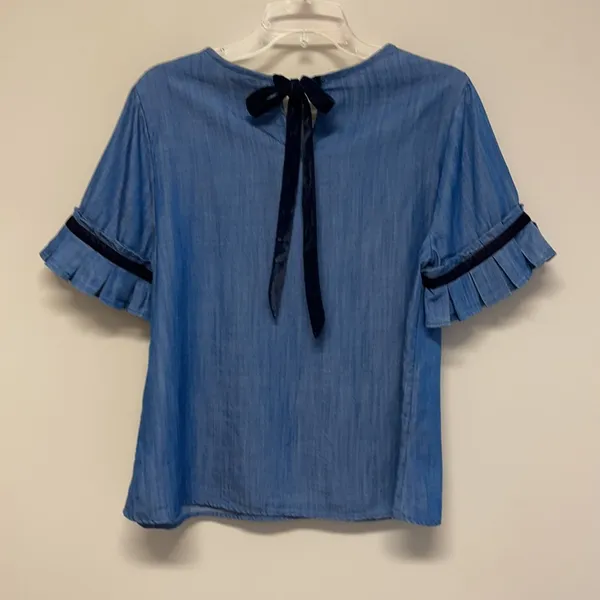Crown & Ivy denim top with velvet floral appliqué accents & tie size M - Image 5
