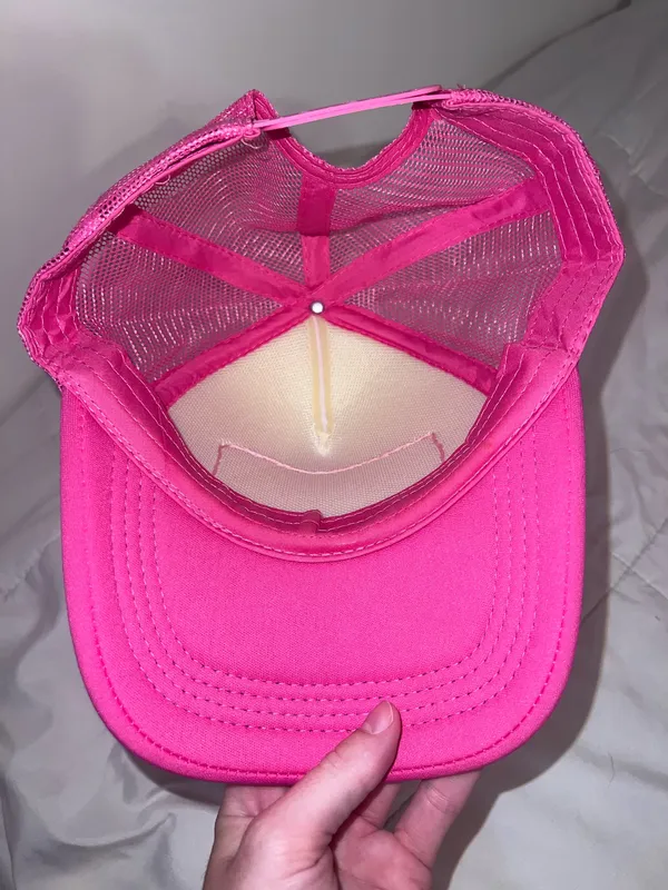 Pink and white trucker hat with floral patch - Image 3