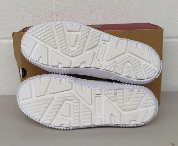 New w/ box Levi's sz women's 8 all solid white sneakers chunky gum - Image 6