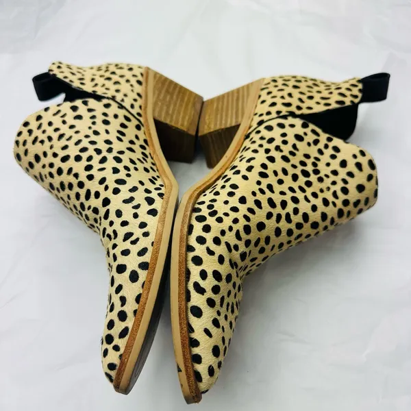 Dolce Vita Black and Cream Ankle Booties - Image 5