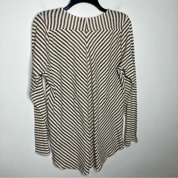 Red BKE‎ striped v-neck top size large - Image 7