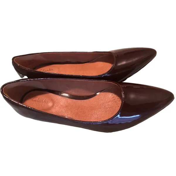 Clarks Artisan Sz 7.5 Burgundy Patent Leather Kitten Heel Pumps Pointed Toe - Image 2