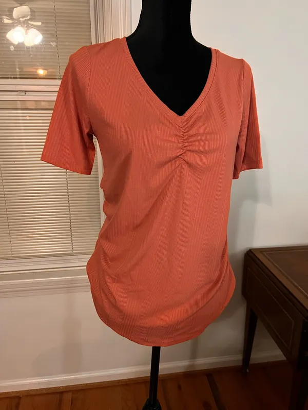 NWT Ingrid & Isabel Ribbed Maternity Tee Size Medium, Rushed On The Sides. - Image 4