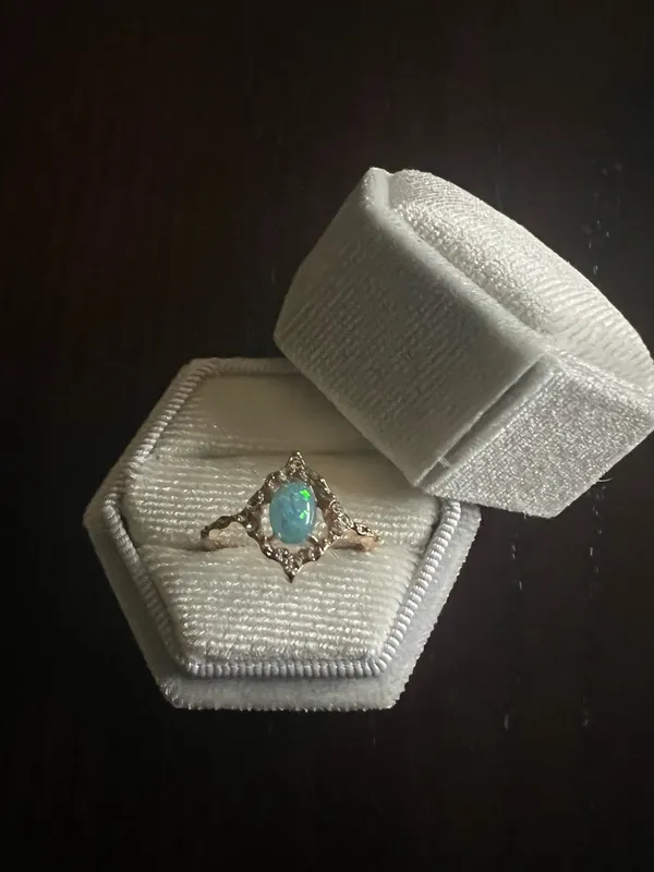 Gorgeous Golden Iridescent Ring Size 7 Gold - Image 2