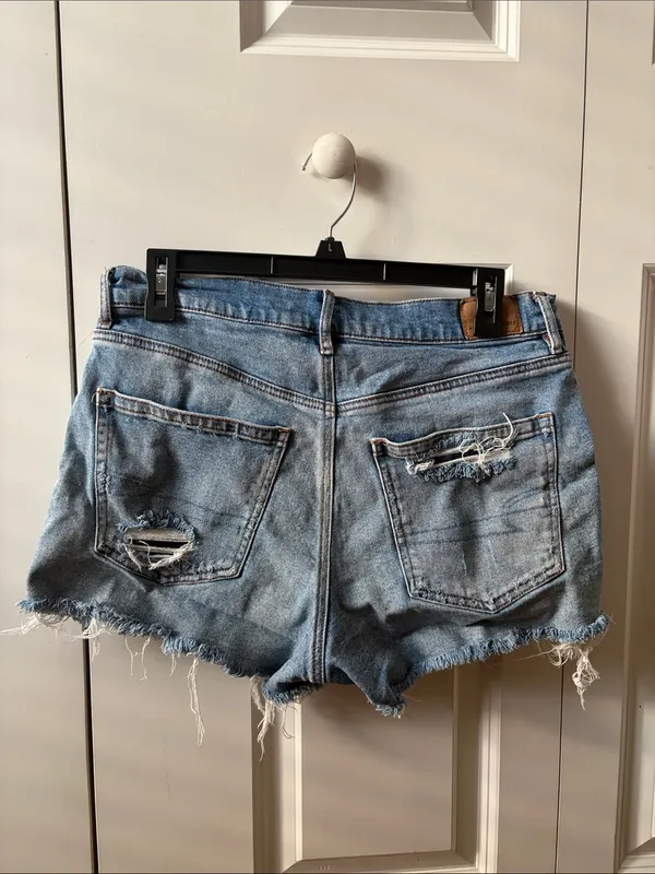 American Eagle Relaxed Light Blue Distressed Denim Shorts Size 8 - Image 2
