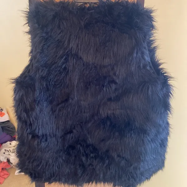 NWOT faux fur shag black lined vest L never worn like new - Image 6