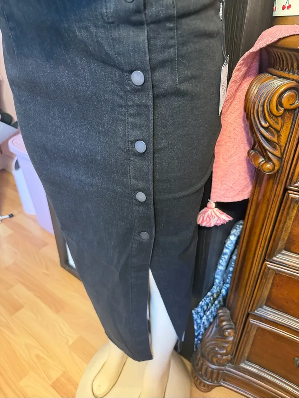 Belle Vere Black Button-Front Denim Vest and maxi Skirt Set - Image 3
