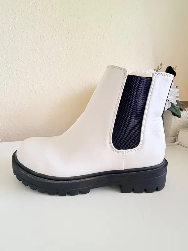 SheIn White Chelsea Boots with Black Sole - Image 2