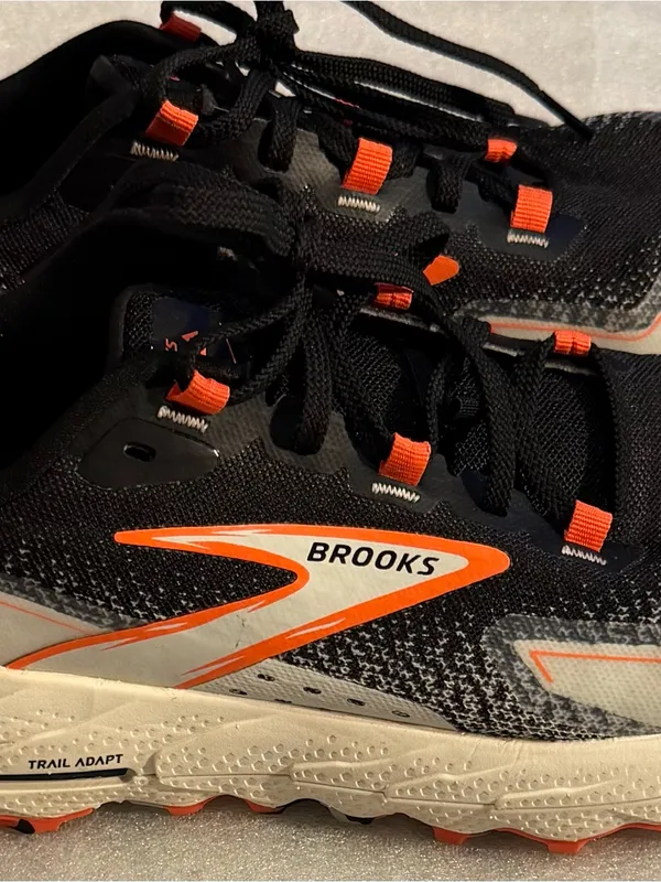 Brooks Cascada 18 Women's Trail Running Sneakers in Black, Gray, Orange - Image 8