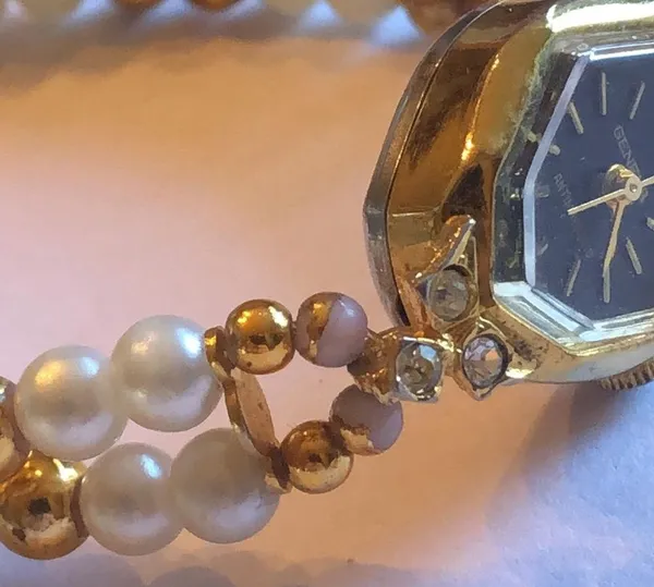 Geneva Gold Tone Faux Pearls Vintage Retro Wind Up Watch Wristwatch - Image 3
