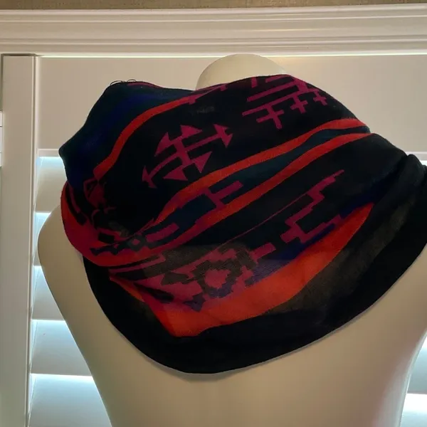 Chic Black and Red Geometric Scarf - Image 4
