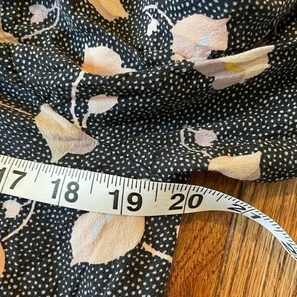 Loft black and floral long sleeve blouse size small - Image 7