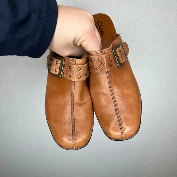 Clarks Bendables Y2K Women's Brown Leather Buckle Heeled Clogs‎ Mules Size 10 - Image 2