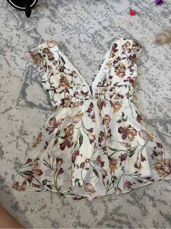 Lulus Floral Print Flowy Romper V-Neck Tie Waist Size L - Image 3