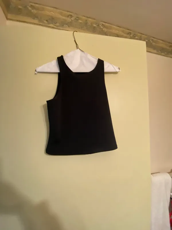 Express Body Contour Cropped Tank - Image 3