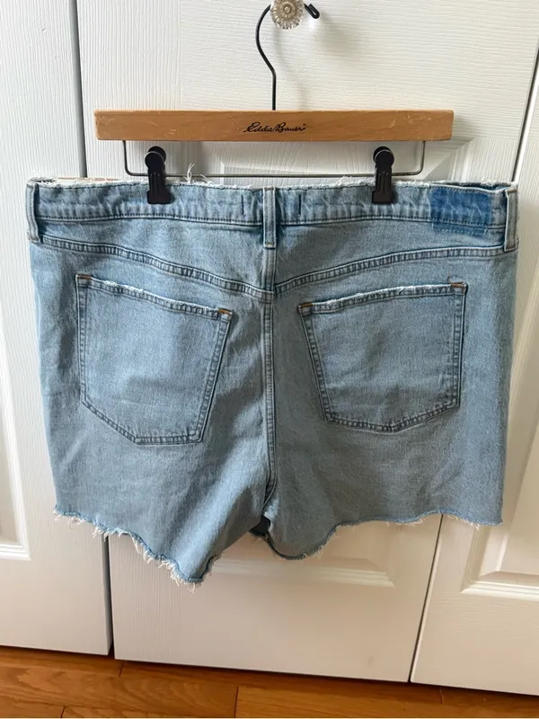 Abercrombie & Fitch Crossover Waist The Dad High Rise Short in Light Wash - Image 3