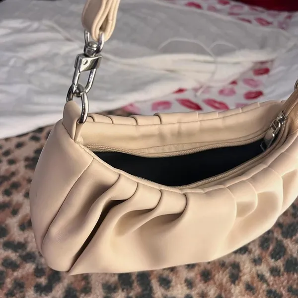 Source Unknown Unbranded Women's Tan and Cream Bag - Image 4