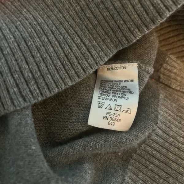 Size Medium IZOD Gray Grey Pink Argyle V-Neck Winter Sweater EUC - Image 4