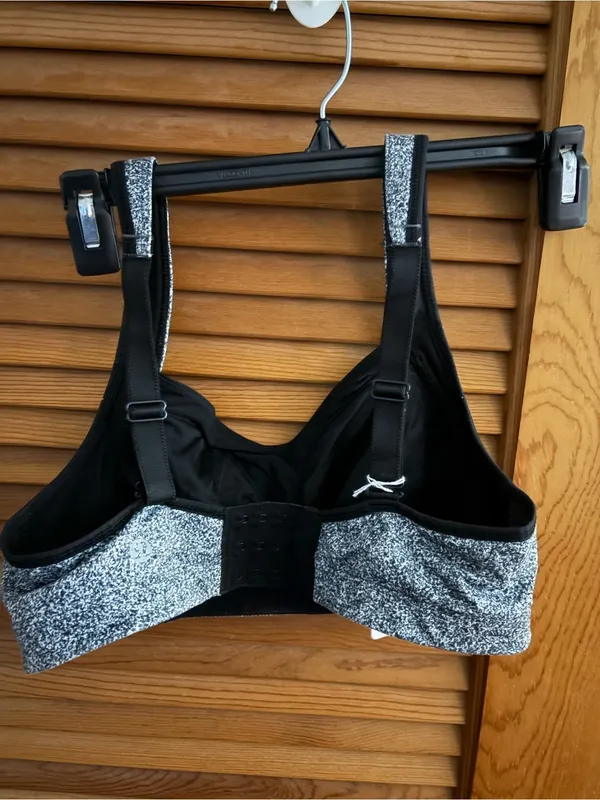 Lululemon Tata Trainer Sports Bra in rio mist white black size 34C - Image 4