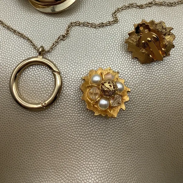 Vintage Gold Tone Circle Pendant Matinee Necklace - Image 7