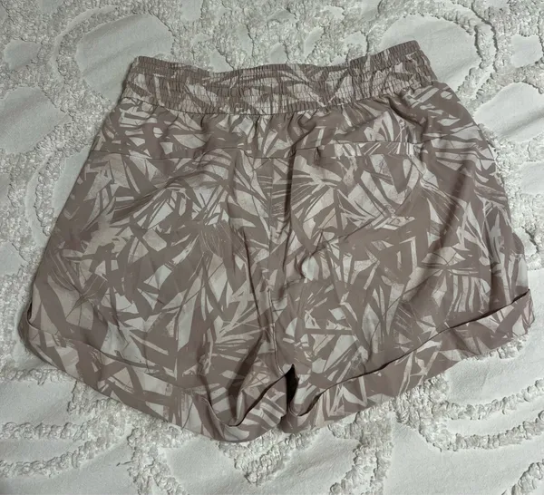 Lululemon Shorts Spring Break Away - Image 2
