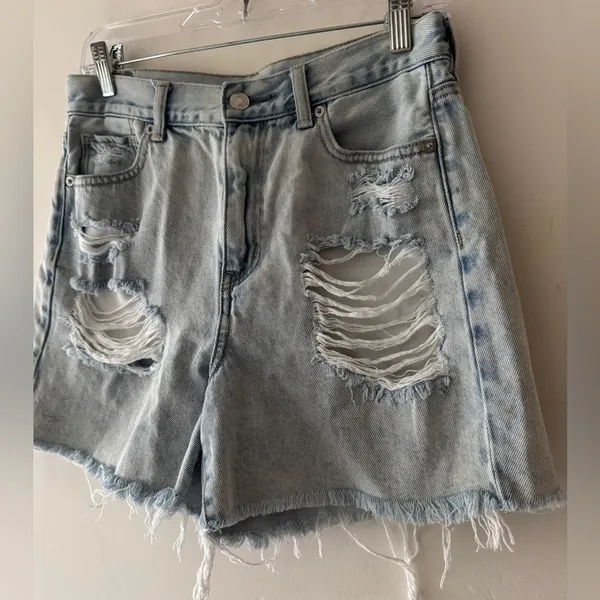 American Eagle Light Wash Distressed Mom Jean Shorts Size 4‎ - Image 2