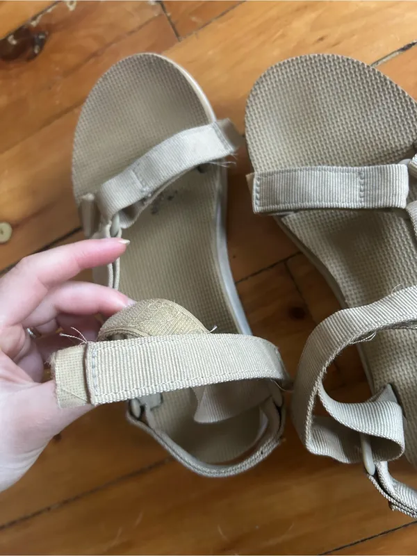 Teva universal tan beige sandals women’s 7 used see wear - Image 4
