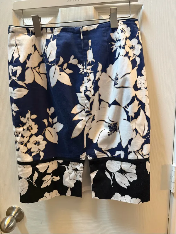 Sz 4- White House Black Market Navy & White Floral Pencil Skirt - Image 3