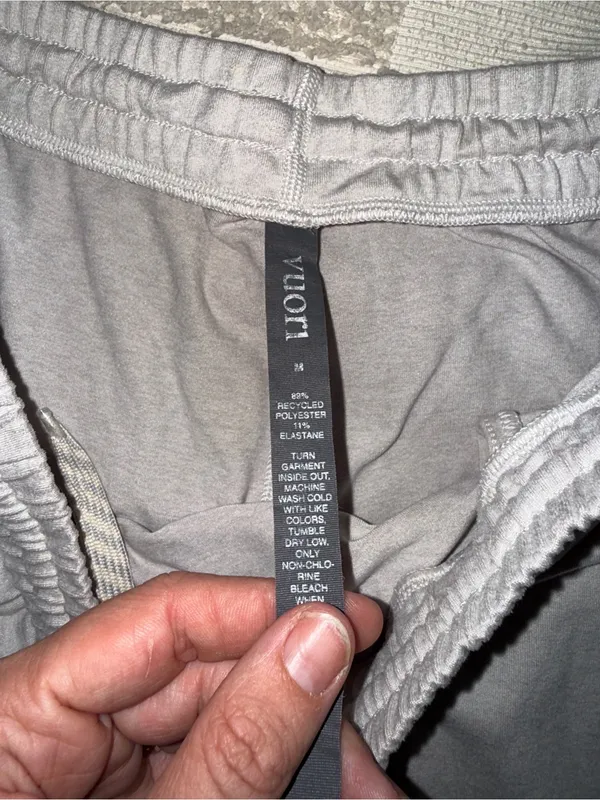 Vuori Light‎ Gray Performance Joggers size M - Image 4