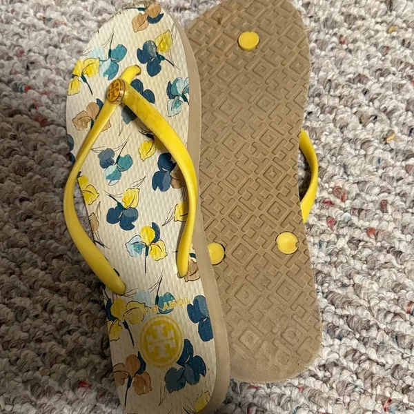 Tory Burch Floral Flip Flops Yellow Floral Slim Strap- Size 8 - Image 4